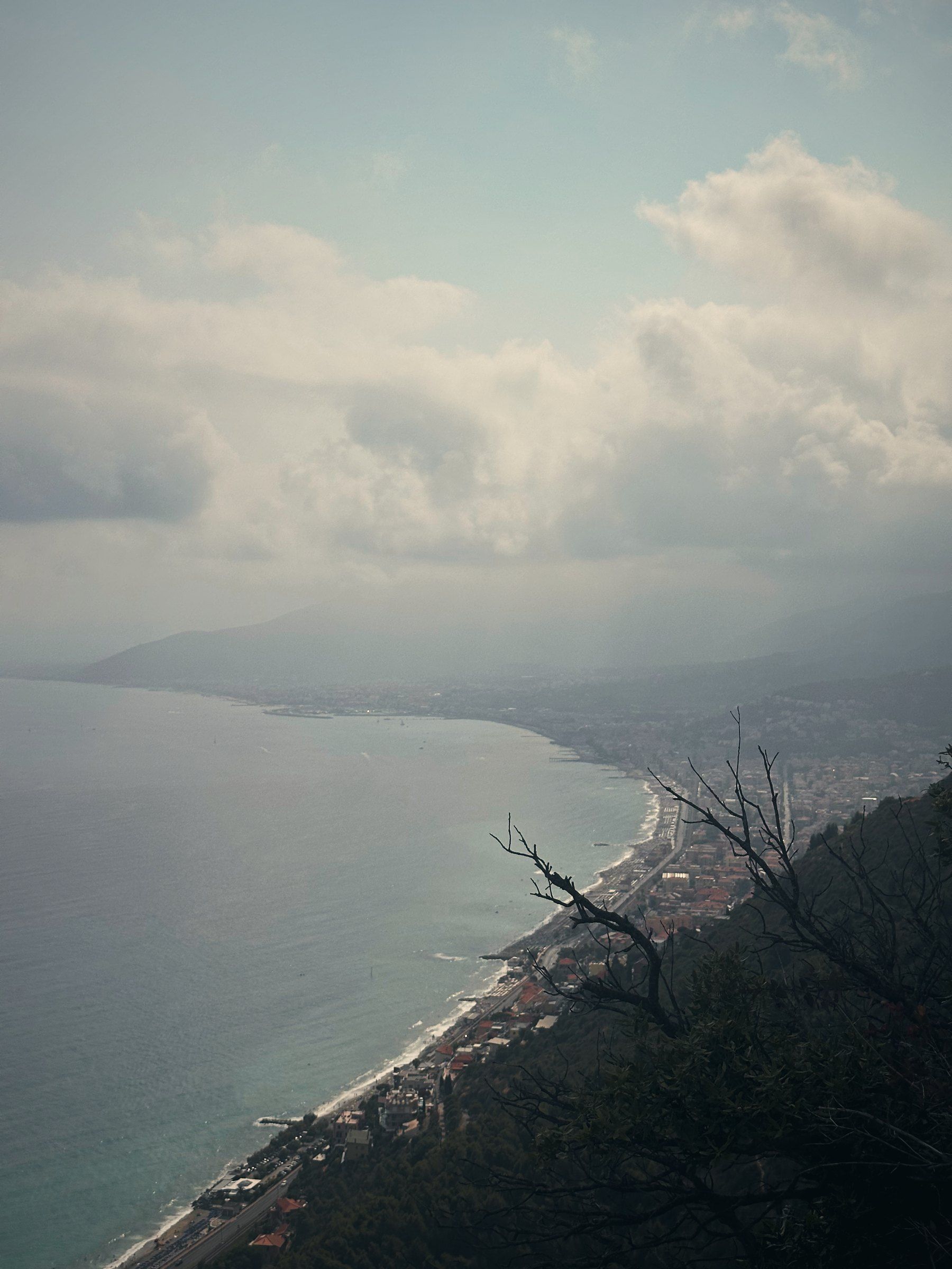 Blick von oben über die ligurische Küste ins Meer
