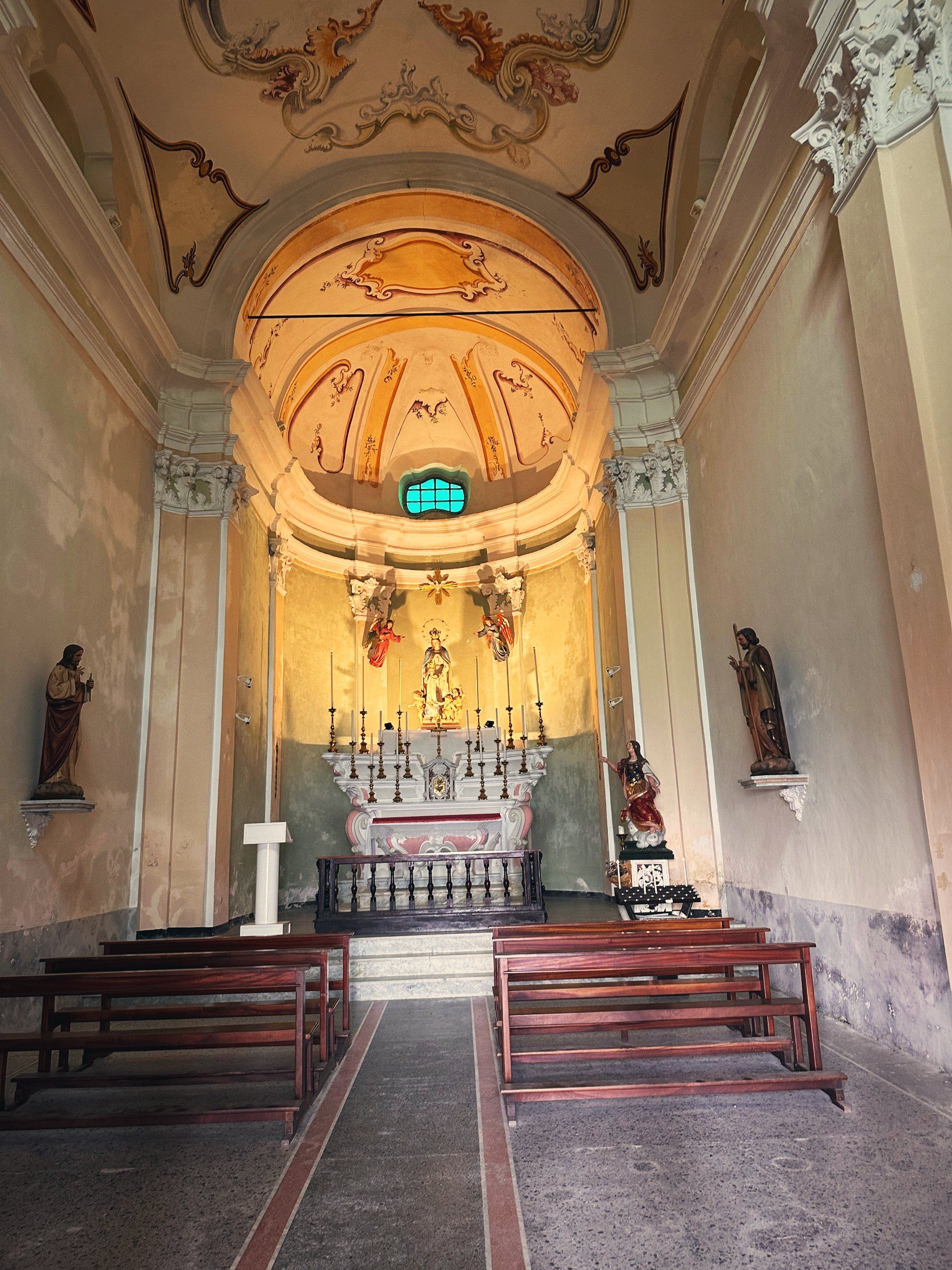 Innenraum einer Kirche mit goldener Kuppel