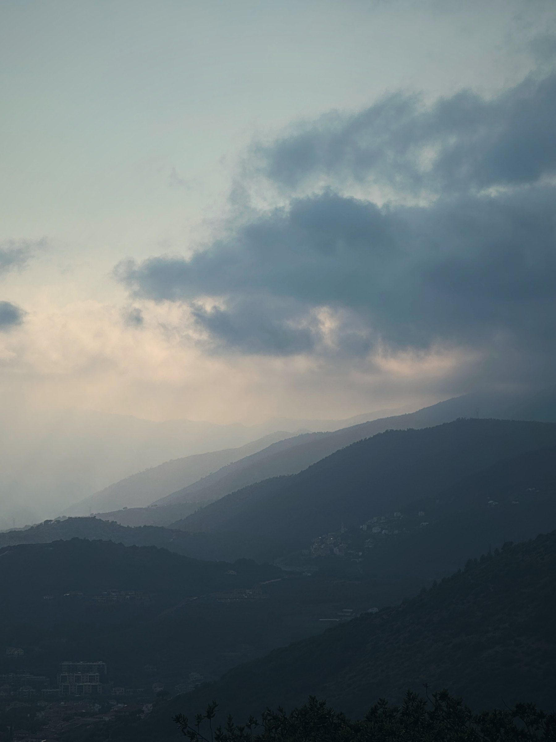 Dunkle Wolken über den Bergen im Hinterland
