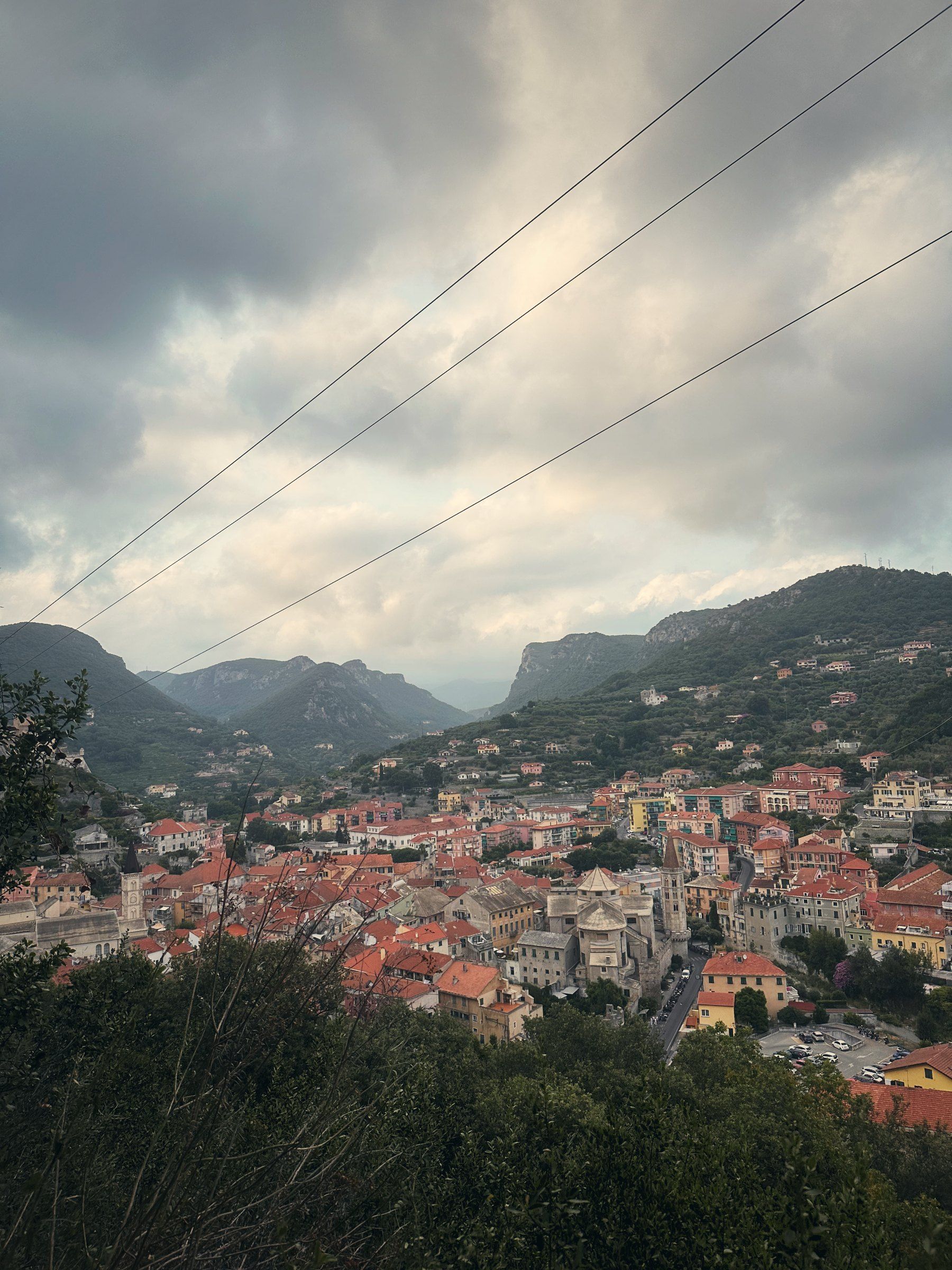 Dächer von Finale Ligure vor den Bergen
