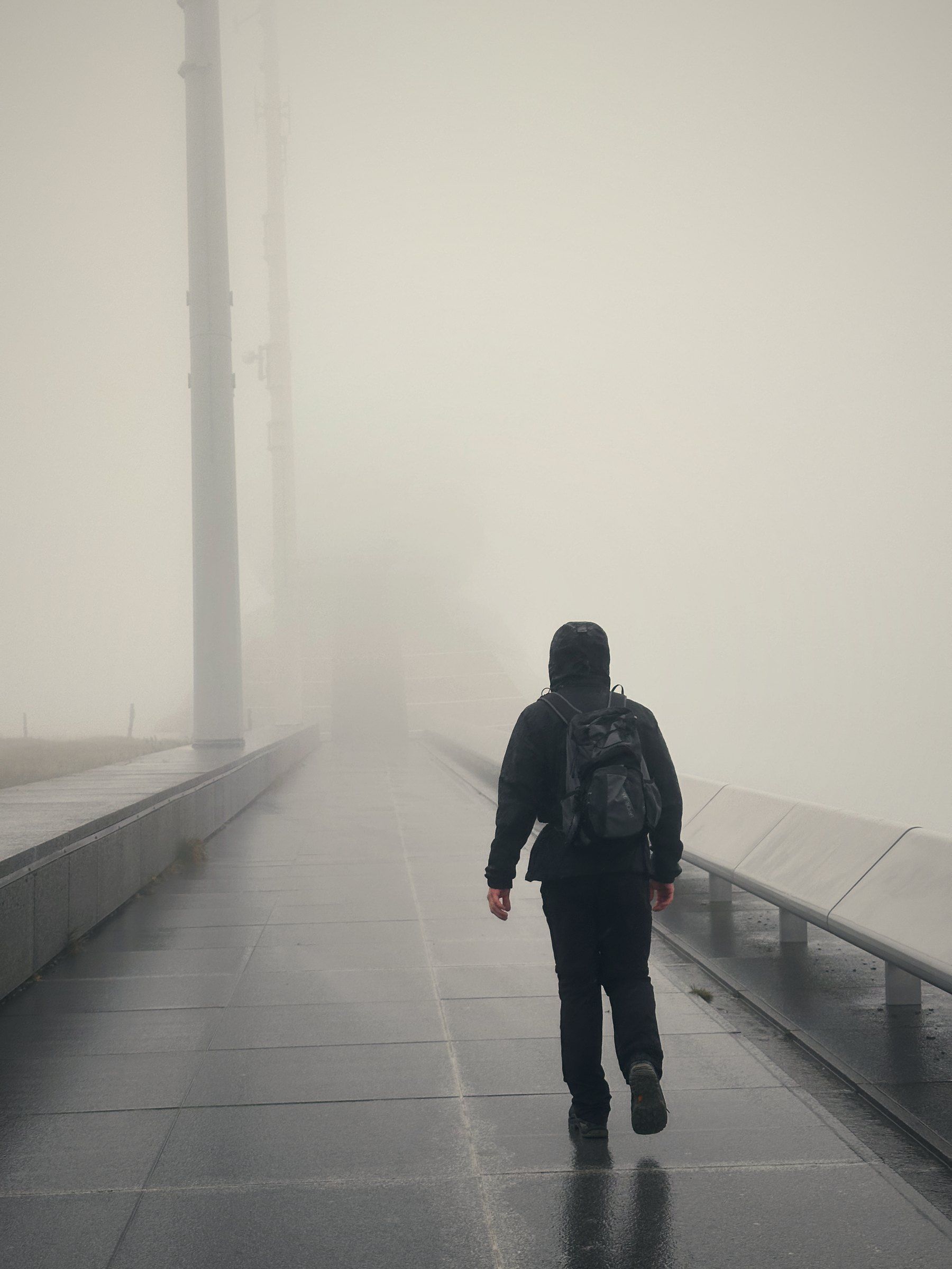 Steg auf dem Gipfel, der im Nebel verschwindet