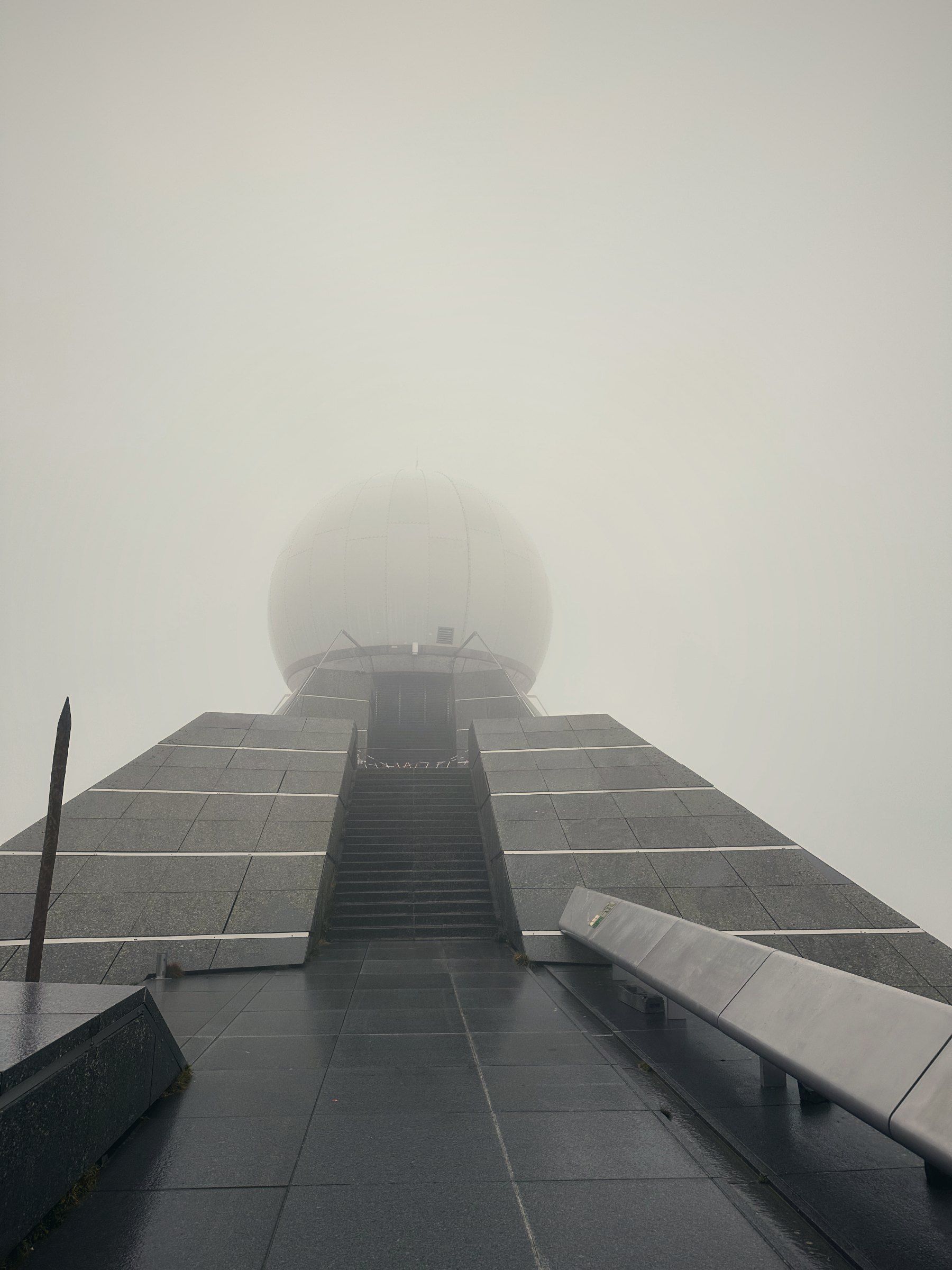 Radarkuppel auf dem Grand Ballon im dichten Nebel