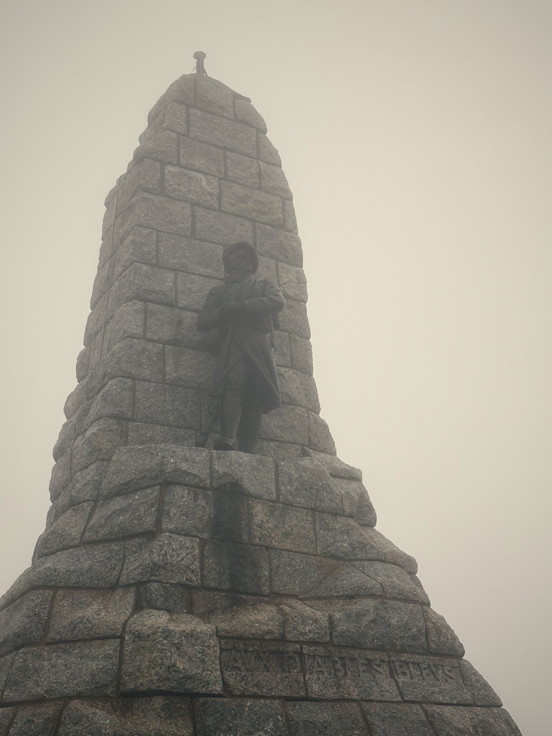 Steinernes Denkmal im Nebel