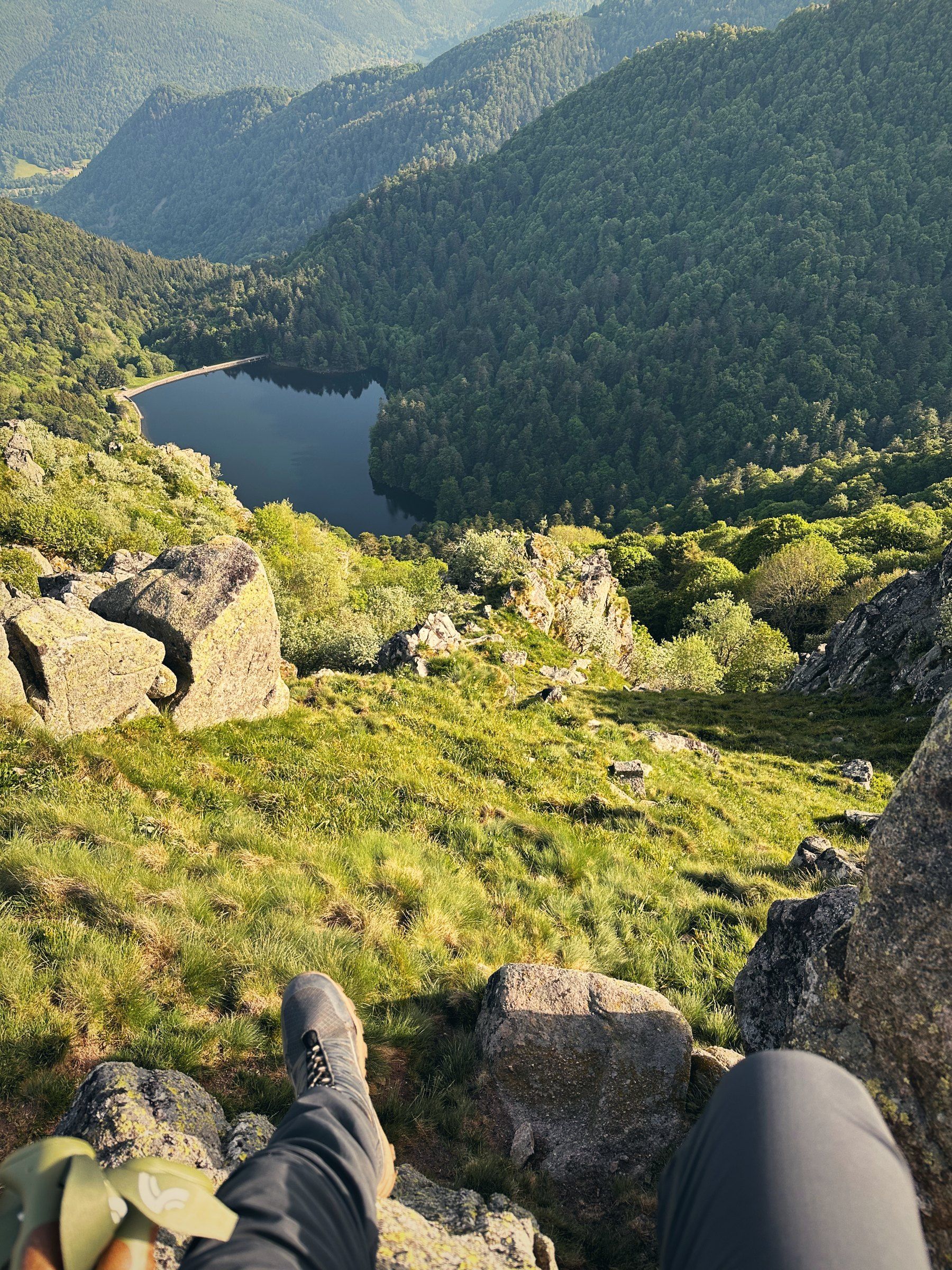 Blick vom Felsen auf den See und die Vogesen