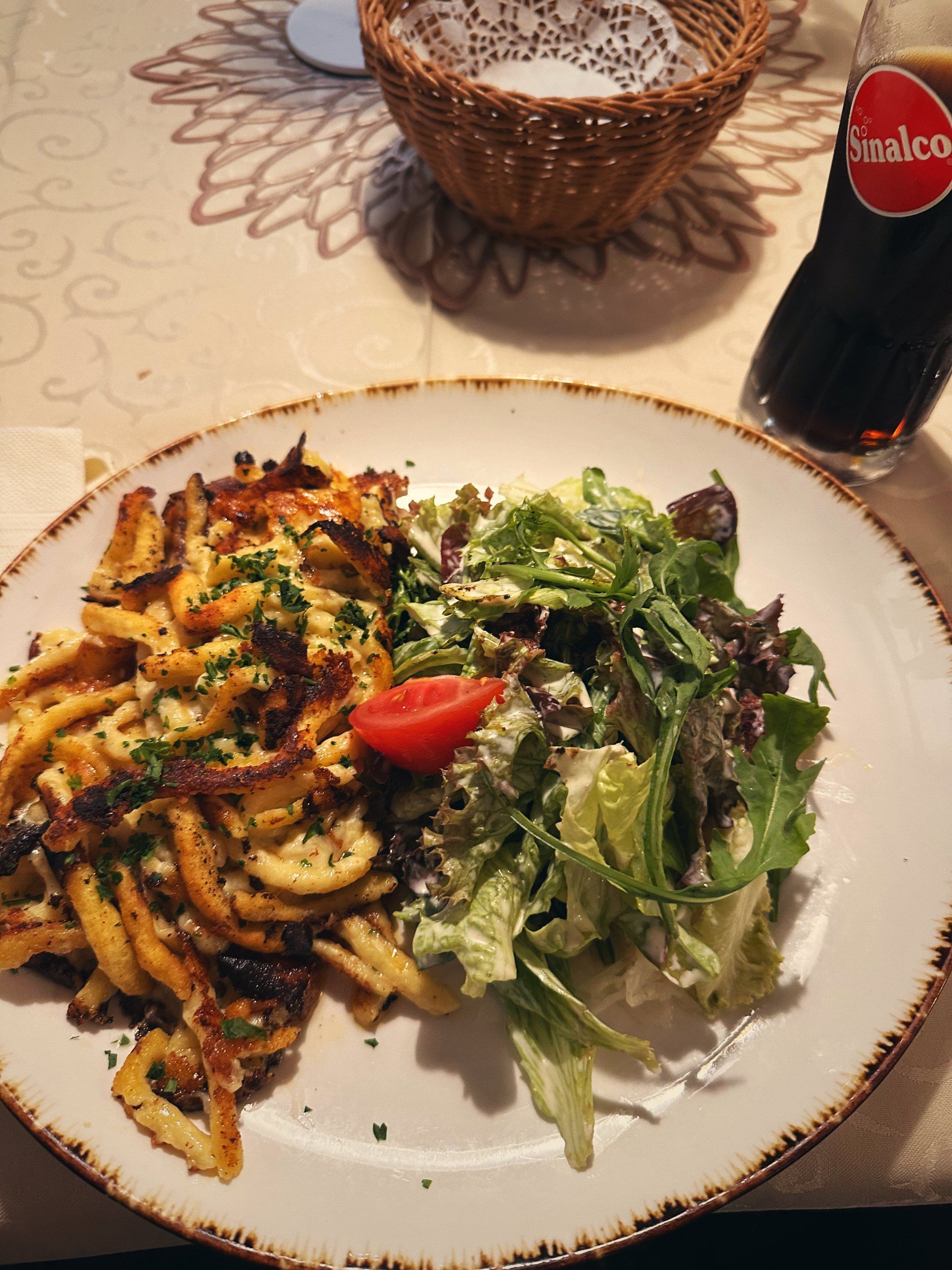 Ein Teller mit Spätzle und Salat