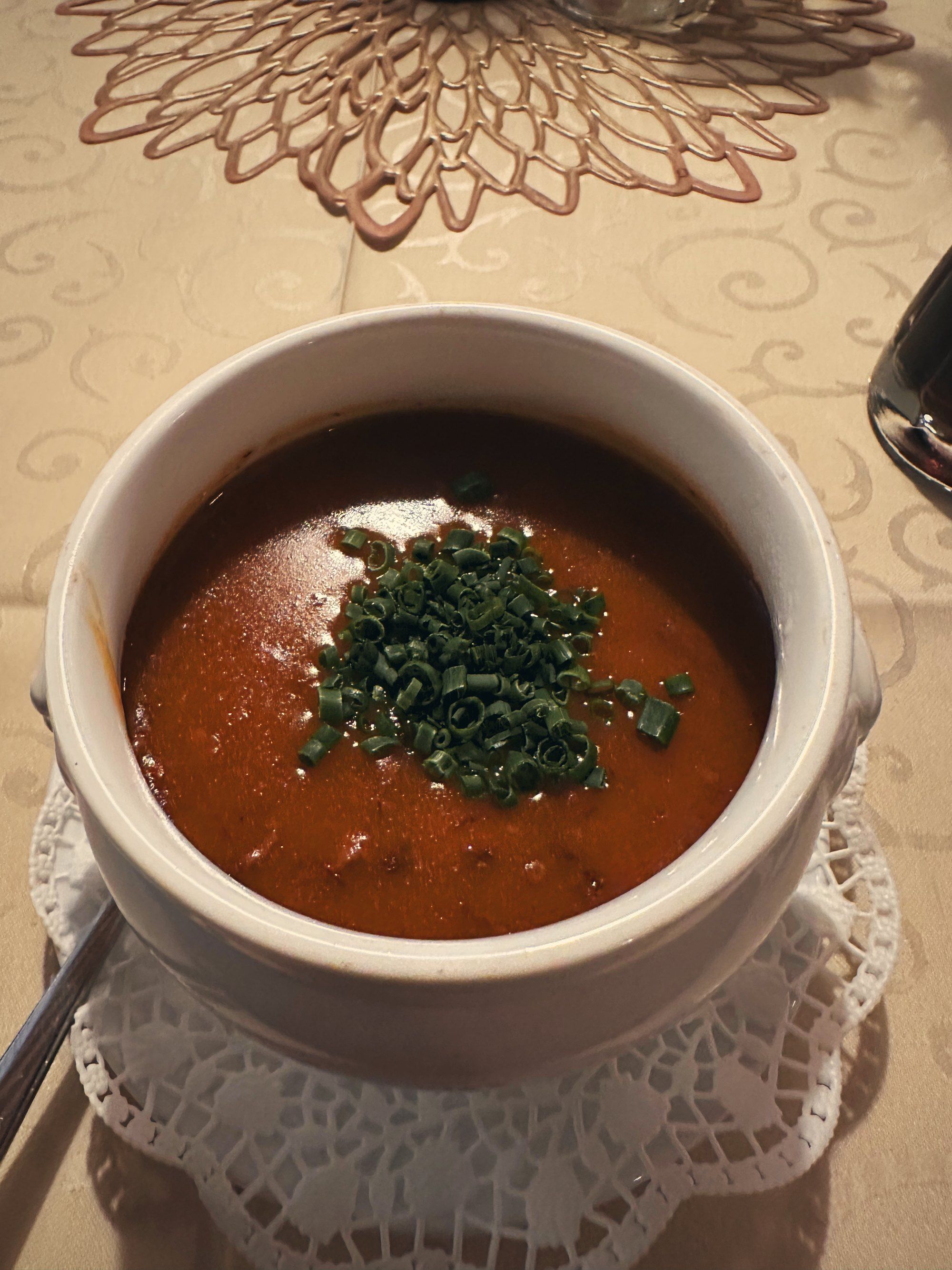 Eine Tasse Suppe mit Schnittlauch
