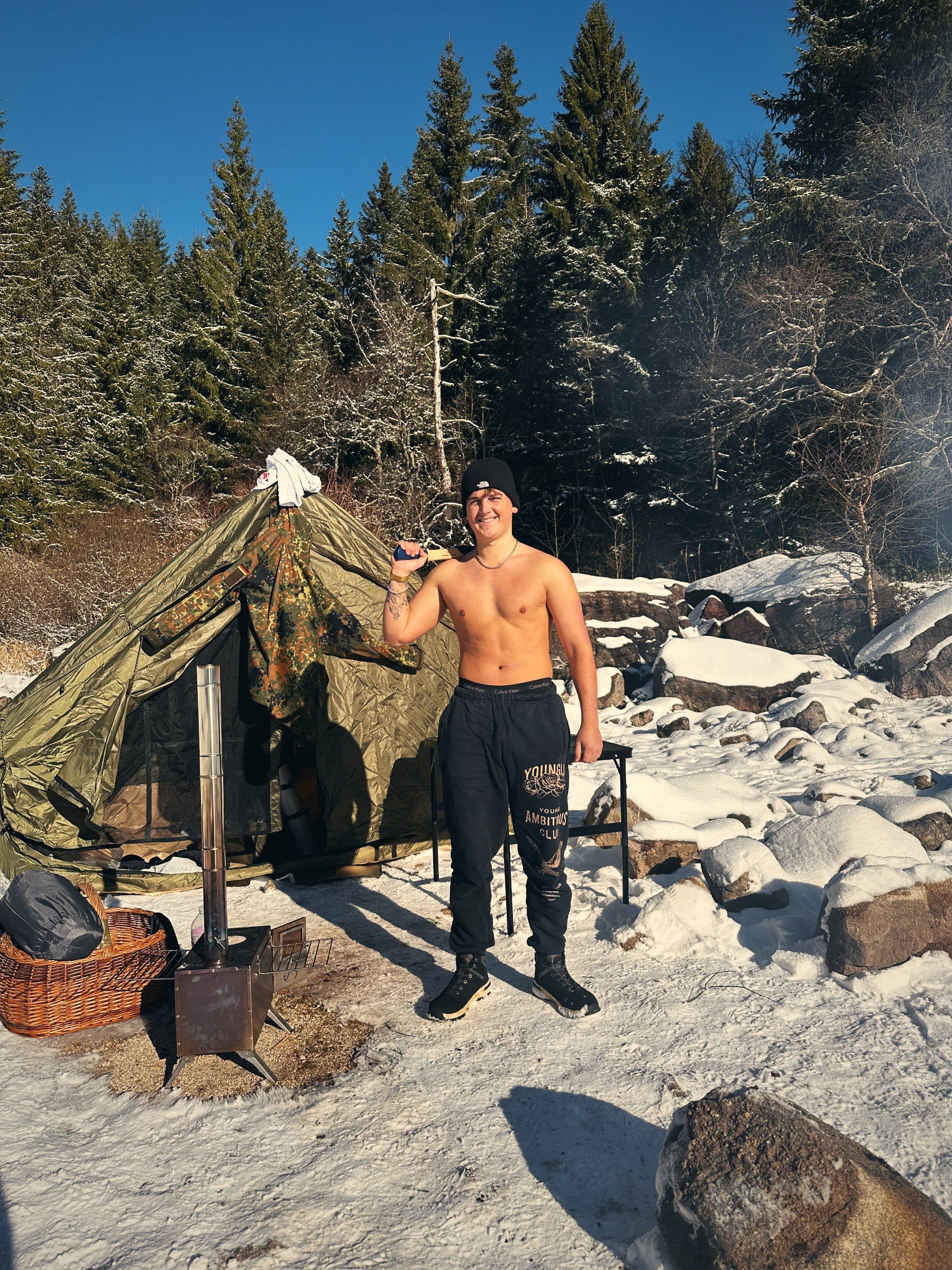 Tea vor dem Zelt mit Ofenrohr im Schnee
