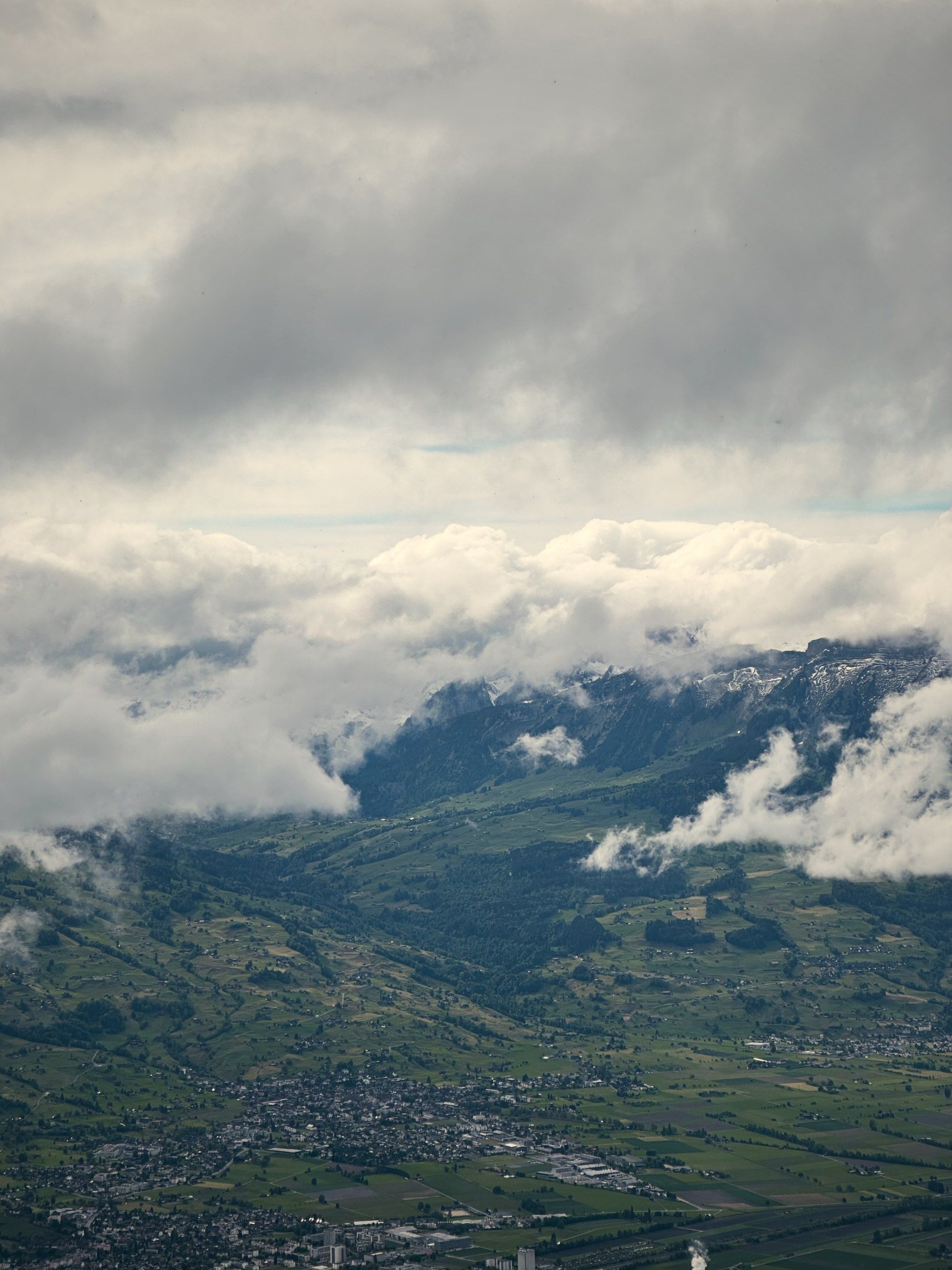 Wolken liegen über dem Rheintal, dahinter Berge