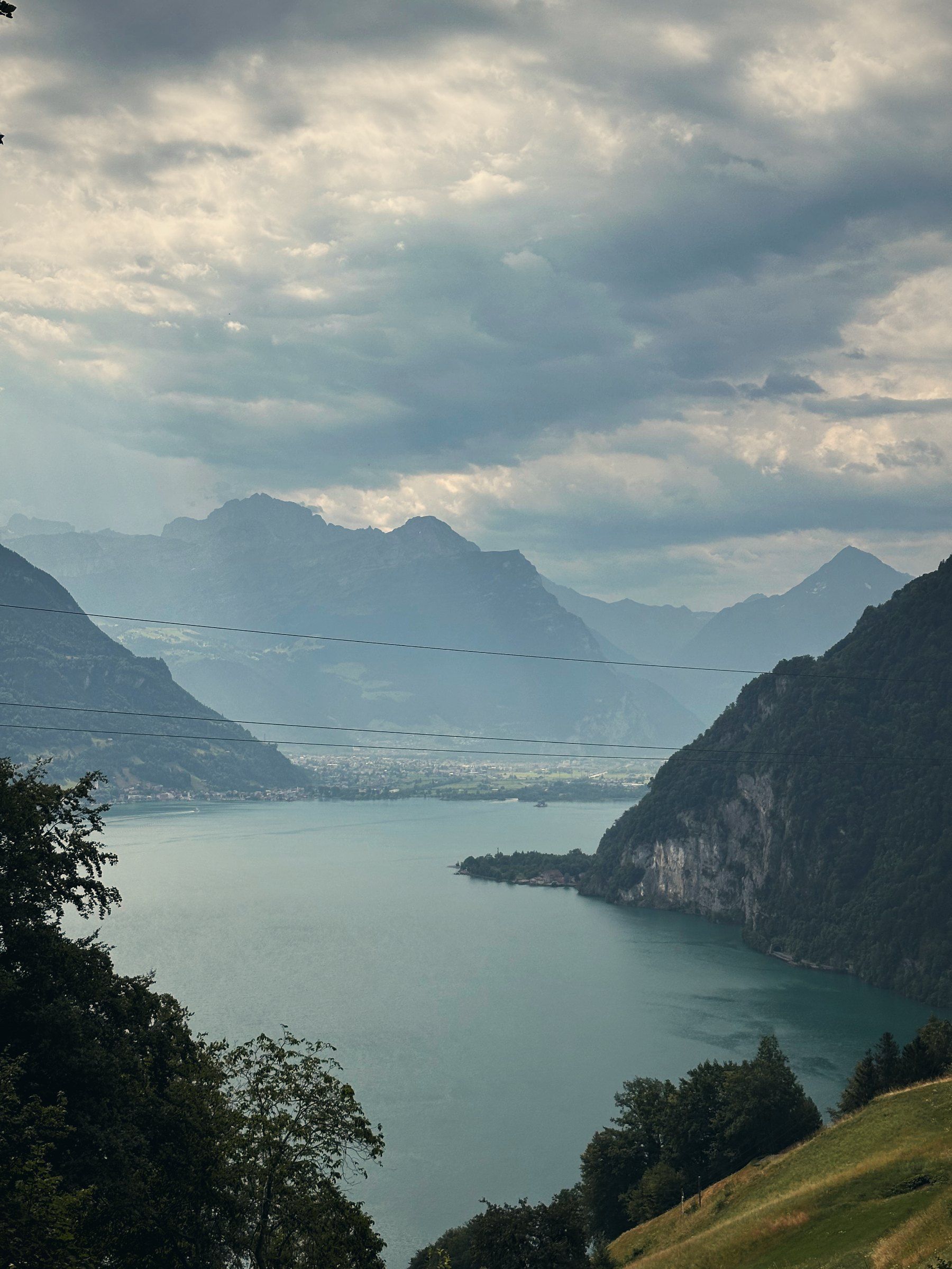 Wolken über dem Urnersee und den Bergen
