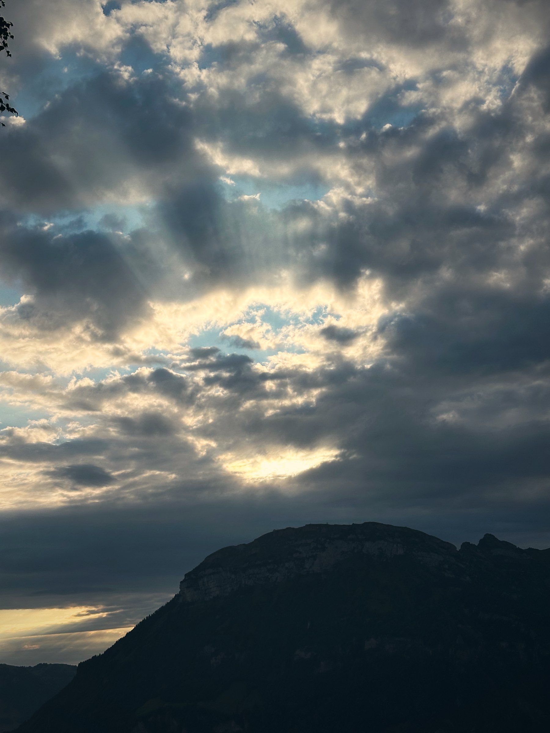 Tiefe Wolken zwischen den Gipfeln am Morgen