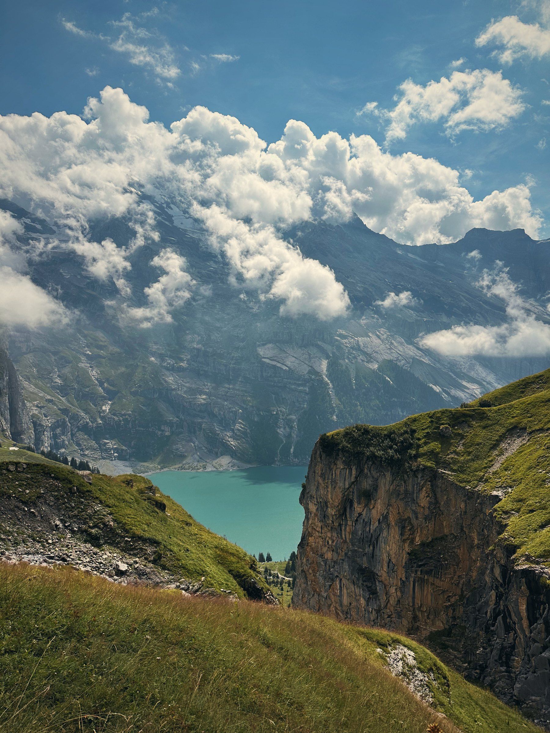 Felswände und Wolken über dem Tal