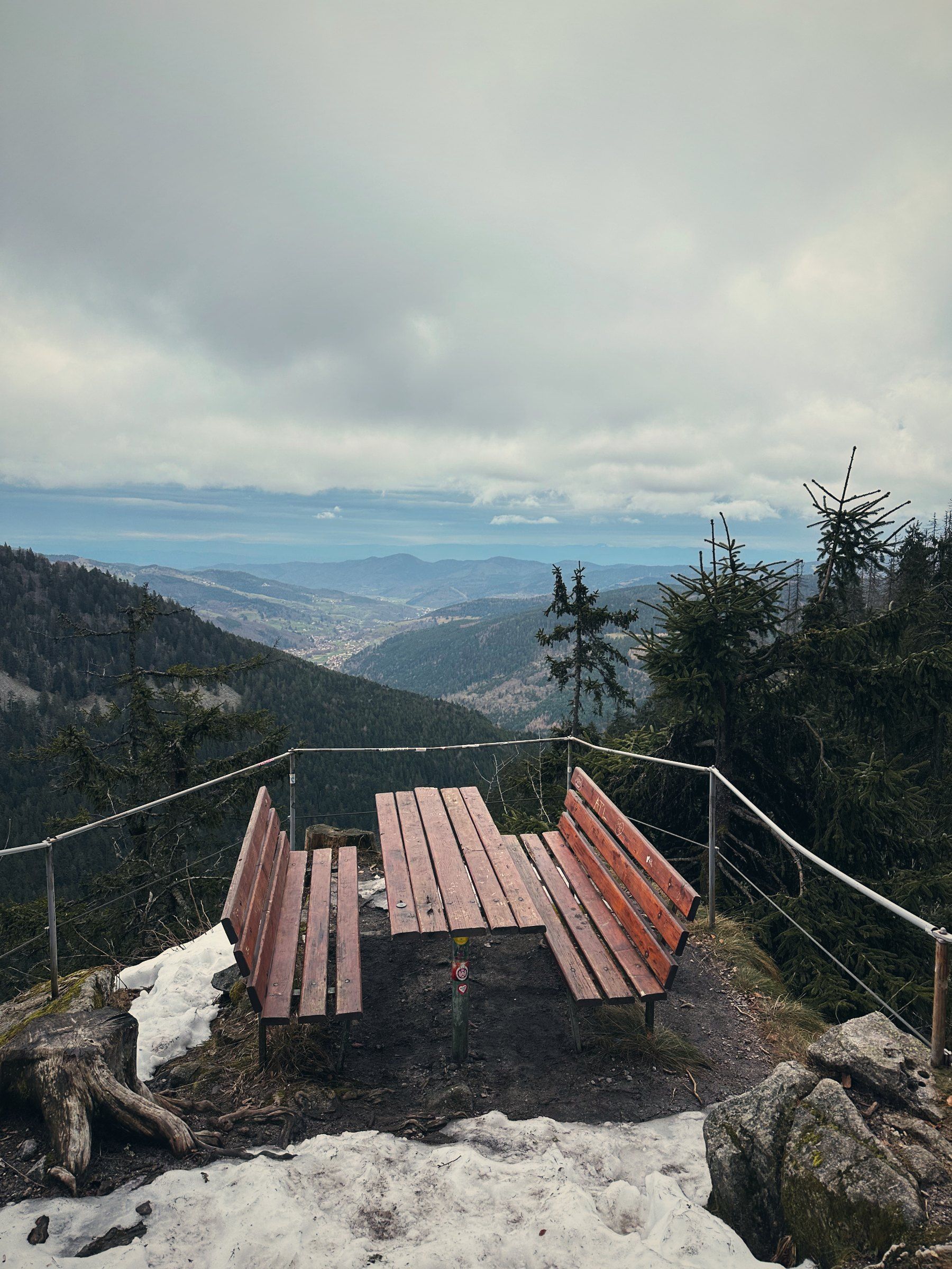 Aire de repos avec bancs et vue dans la neige