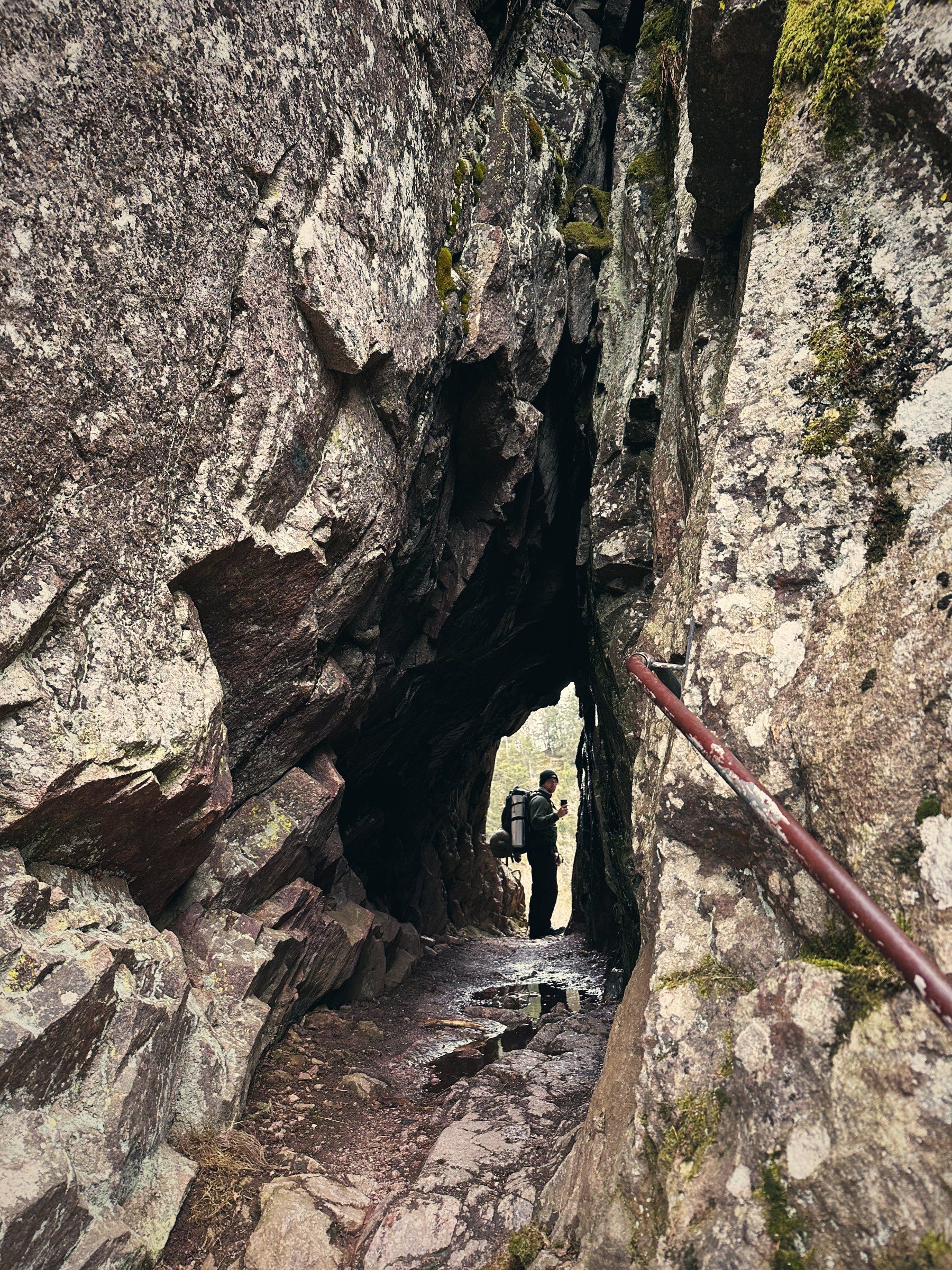 Passage étroit entre les rochers avec rampe