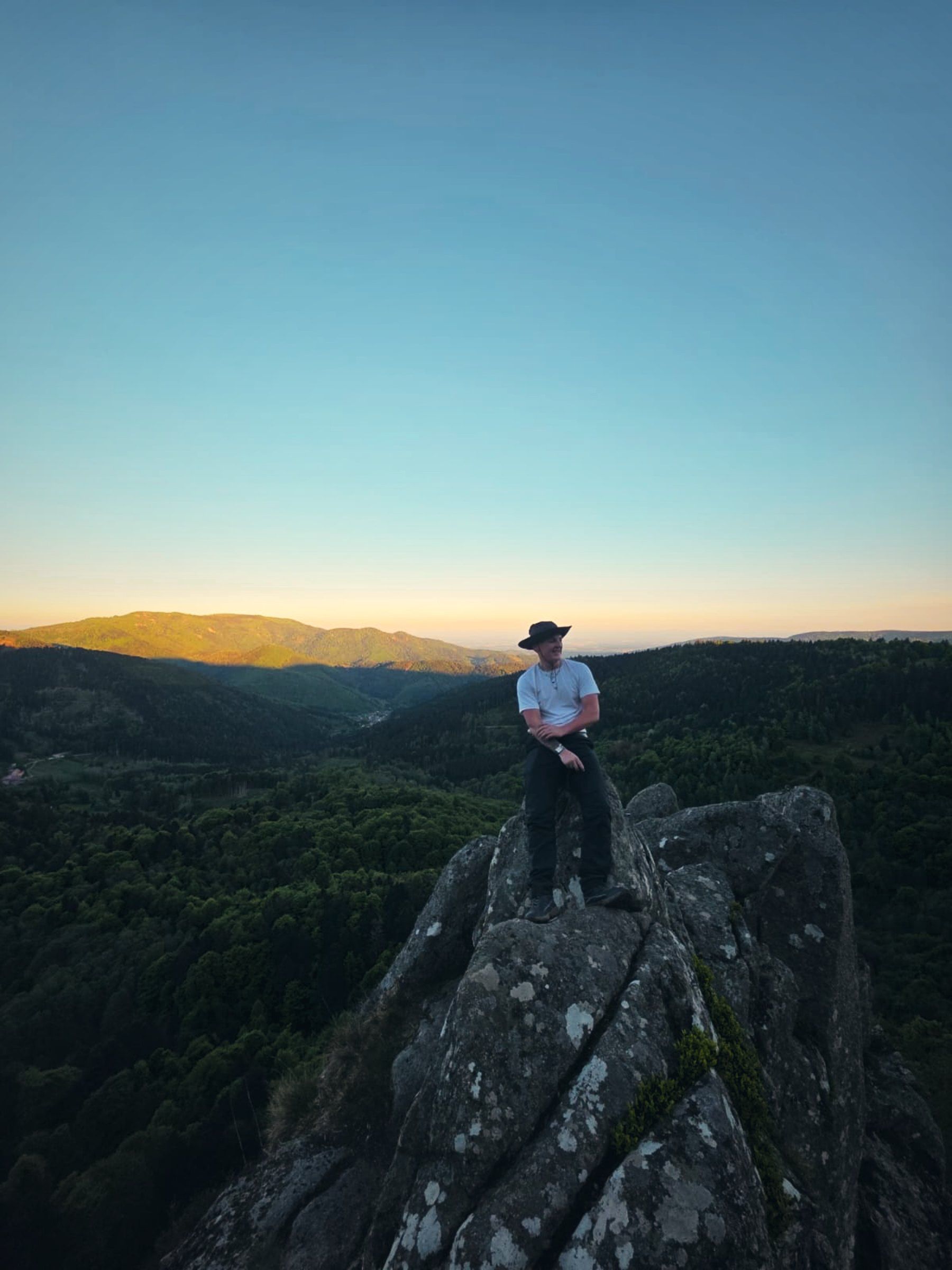 Tea auf einem Felsen im Abendlicht