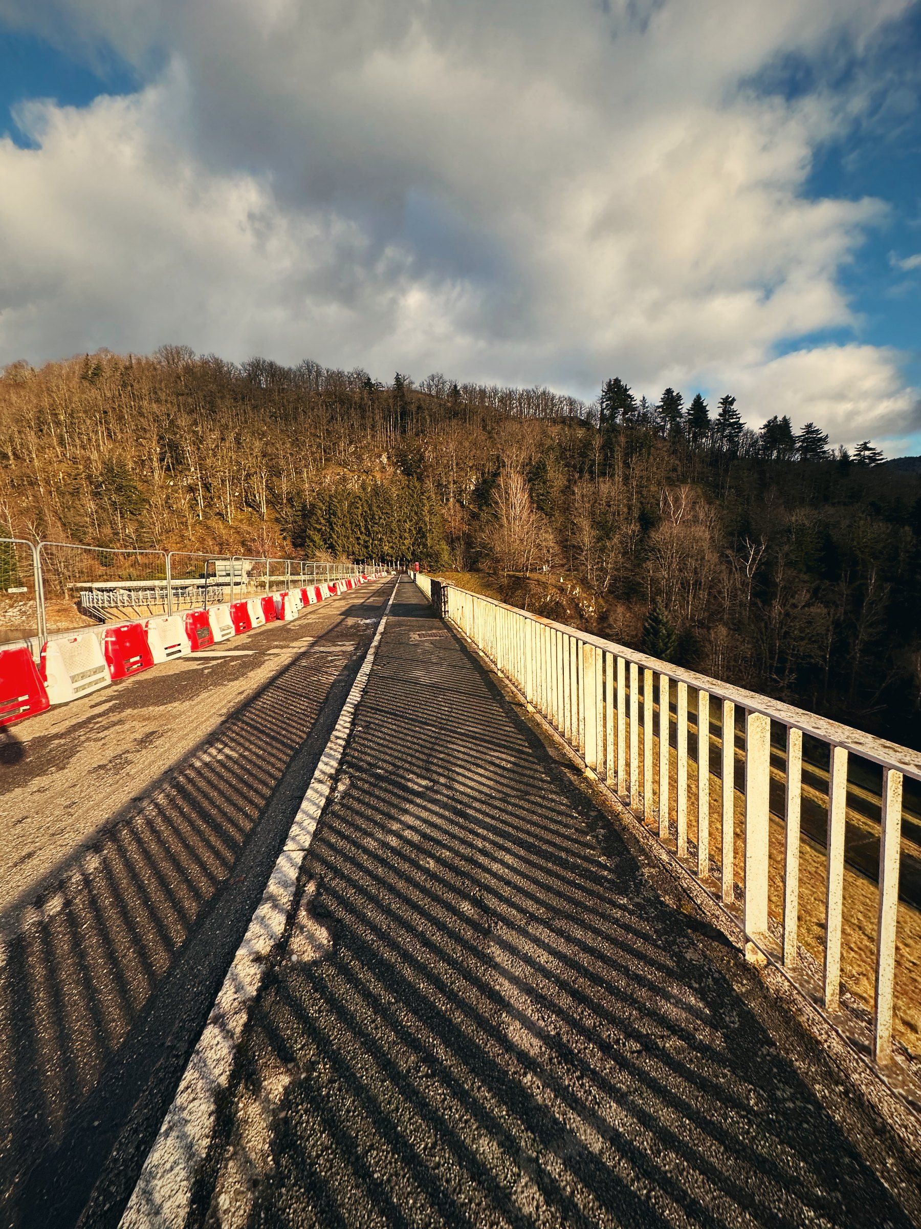 Weg über die Staumauer