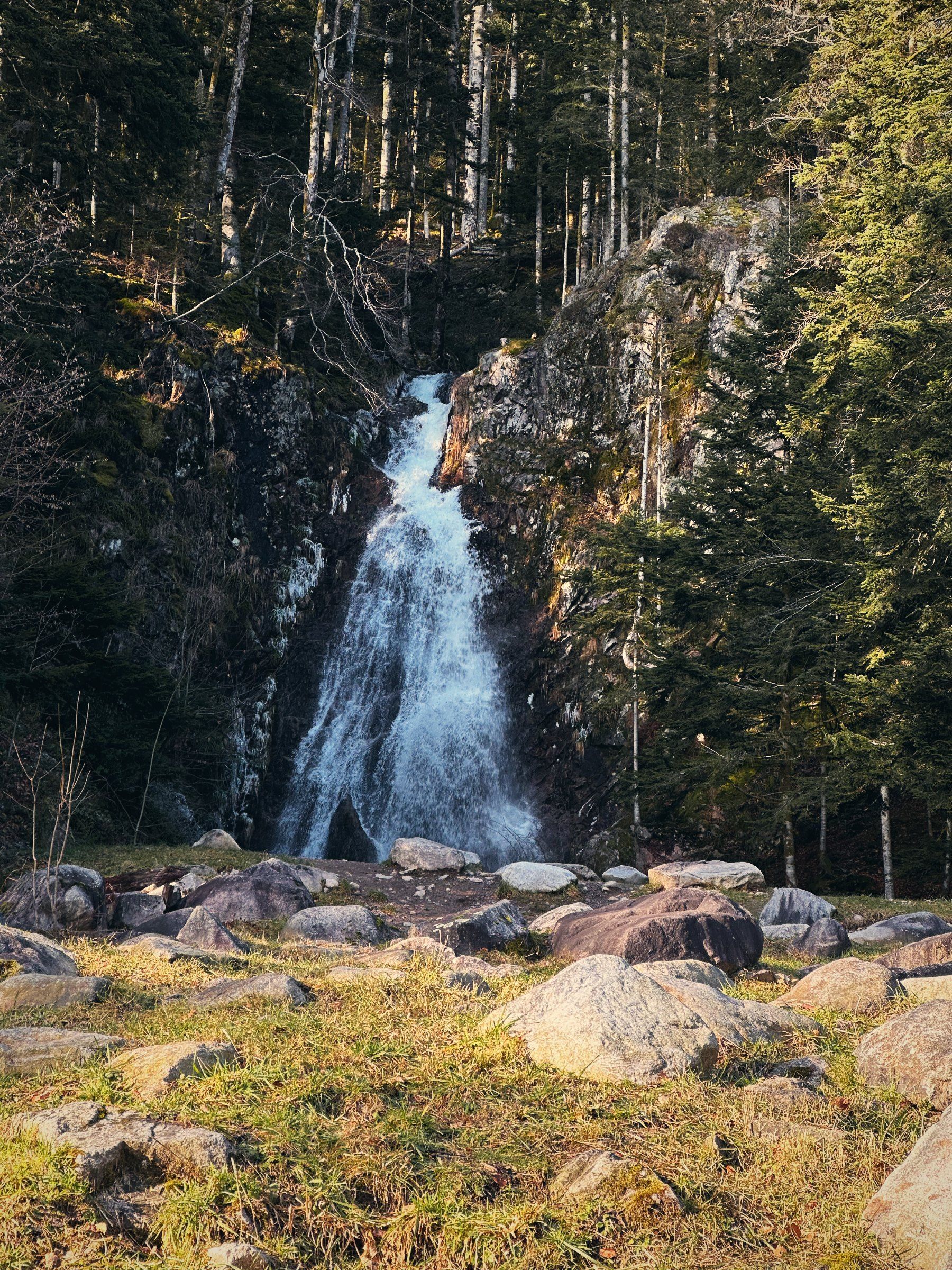 Wasserfall im Winterwald